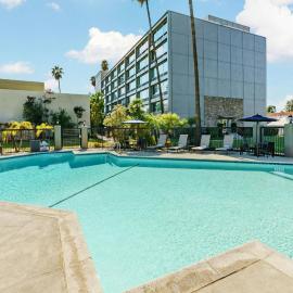 Courtyard by Marriott Los Angeles Woodland Hills, хотел в Удланд Хилс