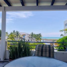 Oceanfront Retreat in Casablanca, khách sạn ở Same