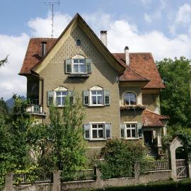 CROWN LIVING Villa Schillerstraße Dornbirn - Historisches Wohnen, nostaltigsches Apartment, ideal für Feriengäste und Geschäftsreisende, Parkplatz, zentrumsnah, Self Check-in