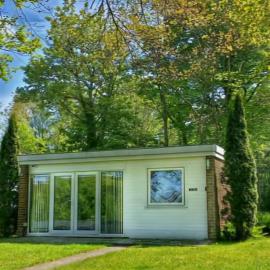 Watkin - Snowdon Cabins - cozy chalet - Glan Gwna, Caernarfon, hotel in Caeathro