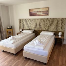 Costa Apartments - 2 Zimmer, Küche,Bad,Waschmaschine,Garten- Kostenloses Wlan, hotel em Sarstedt