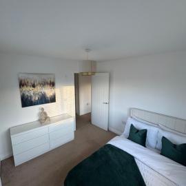 Modern & Spacious 3-Bedroom Home in Dartford, Ideal for Families, Groups and Contractors, hotel in Dartford