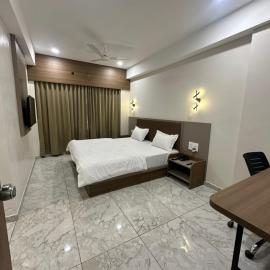 Hotel Fun n Food, khách sạn ở Bhuj