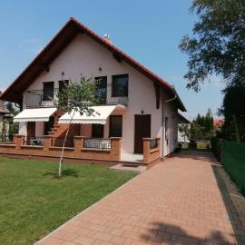Igényesen berendezett nyaraló saját stéggel, kerti grillel Balatonfenyvesen, vízparti utcában, a tótól 50 m-re, hotel in Balatonfenyves