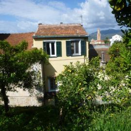 Ligurisches Rustico, umgeben von Olivenhainen am Dorfrand