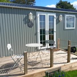 The Mad Hatter's Shepherd's Hut, hotel in Carlisle