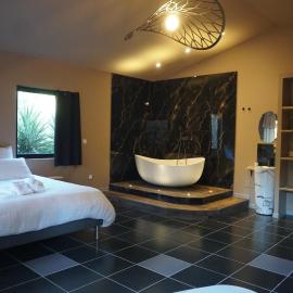 Chambre de charme indépendante Alba avec baignoire îlot - Domaine Astra, Grans、Gransのホテル