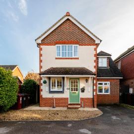 Chichester retreat house with free parking