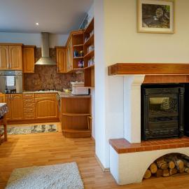 Spacious Apartment for Teams & Families with Balcony, Fast WiFi Near Center