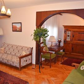 Belvárosi Classic Apartman 85 square meters, hotel in Szombathely