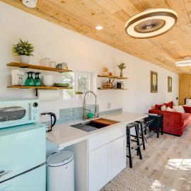 Modern Hill Country Container, hotel a Spicewood