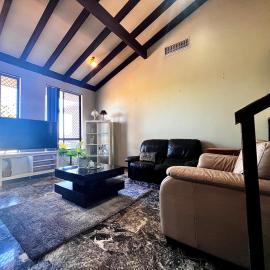 Affordable long Term Stay Queen Size Bedroom Near City University Fremantle, hotel in Perth