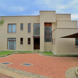 Luxury Lakeside Villa Gated