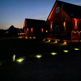 Gawra Nad Jeziorem - całoroczne domki nad jeziorem z balią, jacuzzi i sauną, Kaszuby, hotel en Sobącz