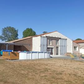 Le Hangar de Papi, Hotel in Prisse-la-Charriere