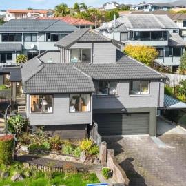 A Home Away from Home - Bucklands Beach Luxury 3-Bedroom Garden Villa