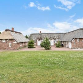 Awesome Home In Blåvand With Indoor Swimming Pool, hotel u gradu Blaavand