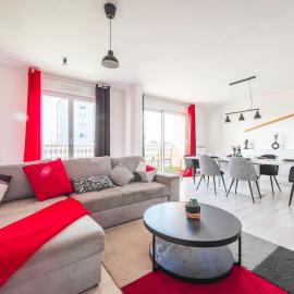 Le Solaris 3 chambres avec 2 grands lits et 3 simples, Hotel in Lingolsheim