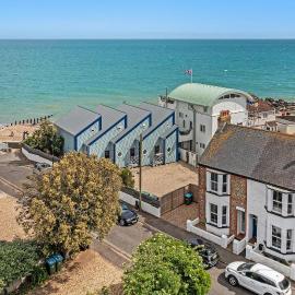 Lovely Seaside Villa & Gardens 40 Metres to Beach, hotel in Felpham