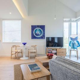 Luxury Central Apt Riverside Views and Parking