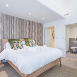 Stunning Central Apt with Balcony and Parking