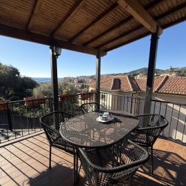 HOST4U IMPERIA -The Piano Apartment con Vista Meravigliosa sulla Città a pochi passi dal Centro e Spiagge