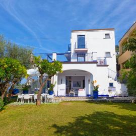 De Vivo Realty - Villa Blue Skyline