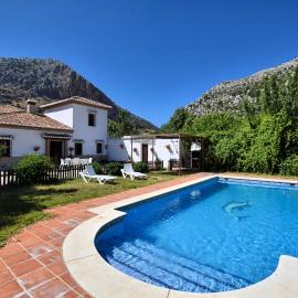 Cortijo Los Alazores, authentic cortijo with private pool, hotel en Loja