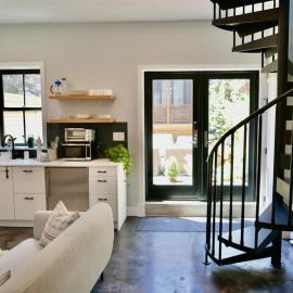 The Chic Carriage house in Shaw Sleeps 2, hotell i Washington
