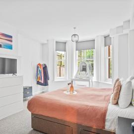 Spacious one bed Apartment, contractor friendly, Sleeps 6, FREE Secure Parking, Near Beach, hotel a Bournemouth