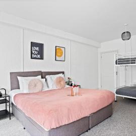 Spacious one bed Apartment, contractor friendly, Sleeps 6, FREE Secure Parking, Near Beach, hotel i Bournemouth