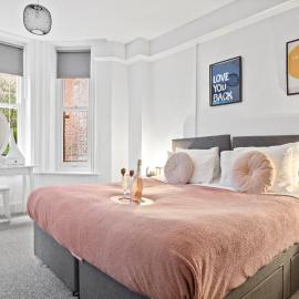 Spacious one bed Apartment, contractor friendly, Sleeps 6, FREE Secure Parking, Near Beach