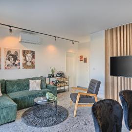Bura Breeze - Sea-View Garden Apartment, hotel a Slatine