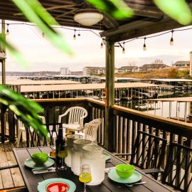 Daylight Cove Lakefront Condo, Pool, Hot Tub!, hotel i Lake Ozark