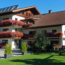 Apart & Pension Wassermann inklusive Sommerbergbahnticket, Hotel in Tannheim