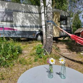 Caravan on eco farm with external bathroom - Bjorngarden, hotelli kohteessa Sunne