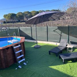 T3 avec piscine privée et aire de jeux au milieu des vignes, hotel em Les Arcs sur Argens