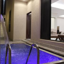 فيلا مكونة من 3 غرف نوم و مجلس و صالة و مطبخ وغرفة عاملة و مسبح تفتح الغرف حسب عدد النزلاء, hotel en Riad