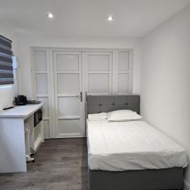 Mini Studio in Greenhithe, Hotel in Stonewood