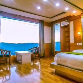 Humble Holiday Home Kufri S H I M L A - on Spiti Highway with Lawn and Amazing View, khách sạn ở Kūfrī