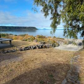 Lakefront House Stunning Sunsets, hotel in Waitahanui