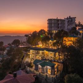 StayVista at Serene with Outdoor Bonfire, hotel in Barog