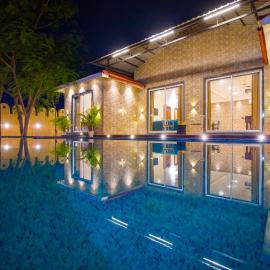 Alaya Stays 5 BHK Roohmon's Farm with Private Pool, Garden & Bar, hotel v destinácii Thūr