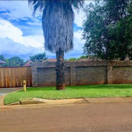 Den-Away Guesthouse Self Catering Middelburg Mpumalanga, hotel v destinaci Mhluzi