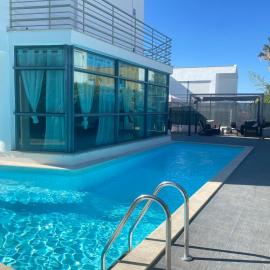 Great V4 Villa with Private Salt Pool – hotel w mieście Quinta do Anjo