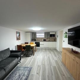 NEU renoviertes Apartment 3 Zimmer 4 Boxspringbetten moderne Küche und vieles mehr, hotel in Löhne
