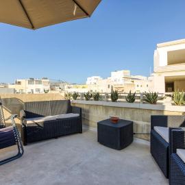 Authentic 2BR House of Character with Terrace by 360 Estates, hotel in Naxxar