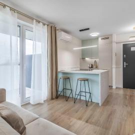Nowoczesny apartament z balkonem i widokiem na miasto