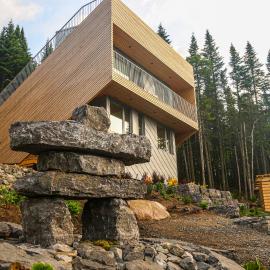 PEACE - Micro Chalet with Panoramic Mountain Views and Rooftop Spa, hotel i Lac-Beauport