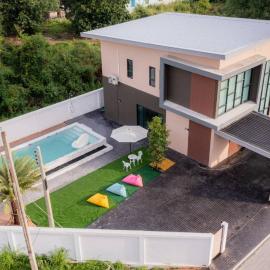 Green Beach Pool Villa, hotel in Bang Lamung